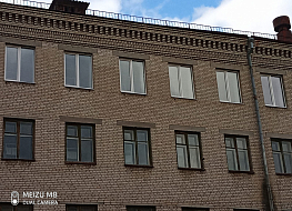Пластиковые окна на третьем этаже учреждения в Брянске