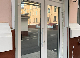 Входная дверь с зеркальным стеклом